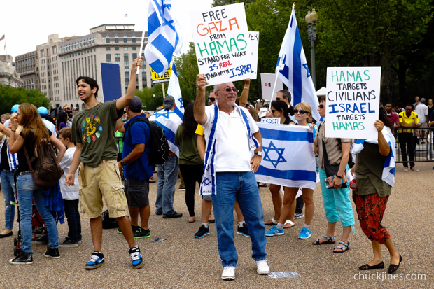 A small group of Zionist supporters came out to antagonize Palestinian demonstrators.
