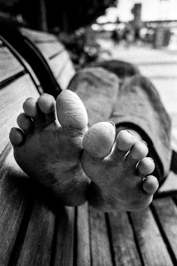 Worn Feet - Chicago River Walk, 2014 - Bergger 400 EI 800, Stand