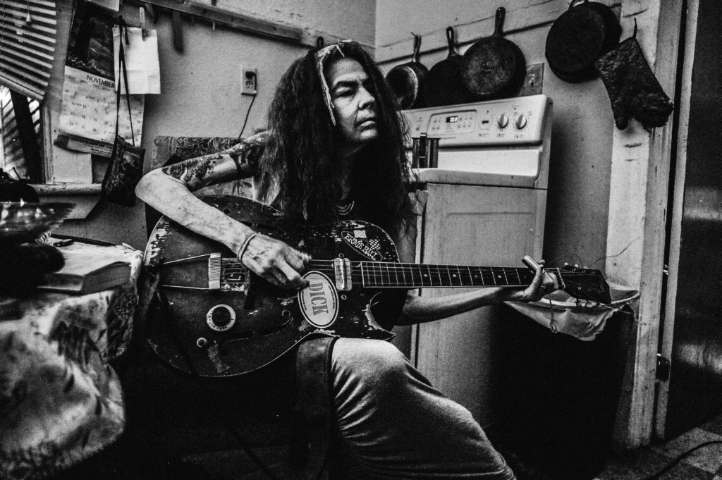 Voodoo Kitchen - Ragtime Annie, Washboard Lisa (Lissa Driscoll), New Orleans 2015 - Playing slide guitar on her 1959 Kay, in open 'D' tuning